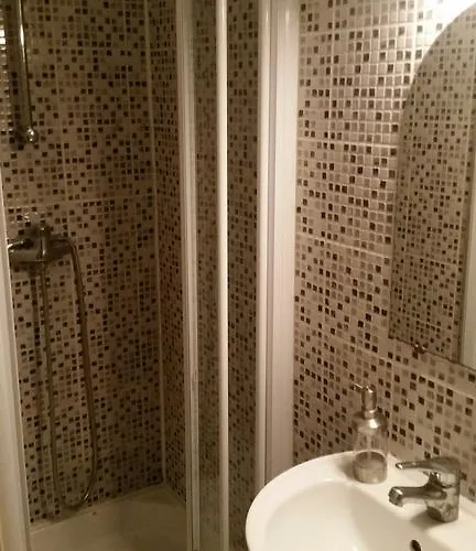 Victory Galou מלון